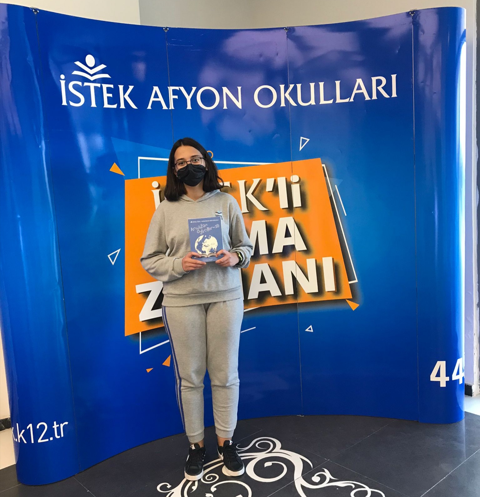 Türkiye geneli gerçekleştirilen Armağan Öyküler-10 yarışmasında 'Yalnızlık Sağırdır' adlı öyküsü ile Türkiye 2.si olan 8.sınıf öğrencimiz Sevgili Bengisu KILIÇ'ın eseri kitap olarak basıldı. Öğrencimizi tebrik ediyor ,başarılarının devamını diliyoruz. 